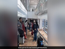 Viral Video Shows SpiceJet Passengers Stuck In Aerobridge, Inquiry Begins Viral Video Shows SpiceJet Passengers Stuck In Aerobridge, Inquiry Begins