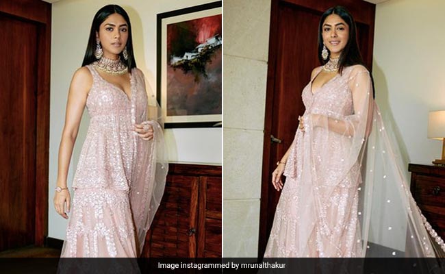 ब्लश पिंक घाघरा सेट में बेहद खूबसूरत लग रही हैं मृणाल ठाकुर