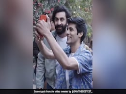 रणबीर कपूर ने फैन का Mobile गुस्से में फेंका, सोशल मीडिया पर #AngryRanbirKapoor ट्रेंड हो रहा है रणबीर कपूर ने फैन का Mobile गुस्से में फेंका, सोशल मीडिया पर #AngryRanbirKapoor ट्रेंड हो रहा है