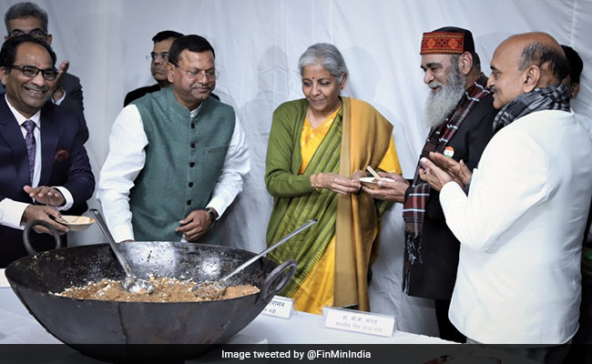 Budget 2023: केंद्रीय बजट के लिए तैयारियां अंतिम चरण में, पारंपरिक हलवा समारोह में शामिल हुईं वित्त मंत्री