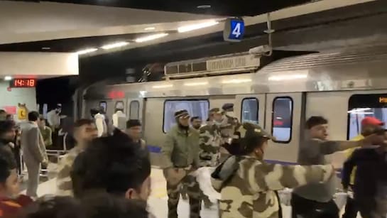 Delhi मेट्रो के आगे कूदकर व्यक्ति की मौत: पुलिस 2 Man Jumps In Front Of Train At Delhi Metro's Mandi House Station, Dies