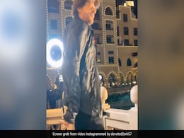 ‘झूमे जो पठान’ के अरेबिक वर्जन पर नाचे शाहरुख खान, वायरल वीडियो देख फैंस बोले- वह 57 साल के नहीं लगते... ‘झूमे जो पठान’ के अरेबिक वर्जन पर नाचे शाहरुख खान, वायरल वीडियो देख फैंस बोले- वह 57 साल के नहीं लगते...