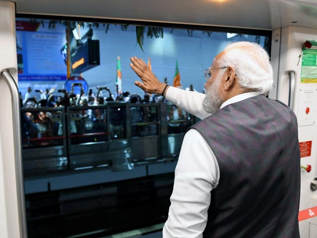 पीएम मोदी ने किया मुंबई मेट्रो में सफर, लोगों से की बातचीत