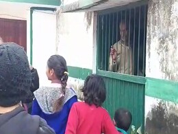 UP : स्कूली छात्रों ने प्रधानाध्यापक सहित शिक्षकों को कमरे में बंद कर लगाया ताला, वीडियो में बताया नाराजगी का कारण UP : स्कूली छात्रों ने प्रधानाध्यापक सहित शिक्षकों को कमरे में बंद कर लगाया ताला, वीडियो में बताया नाराजगी का कारण