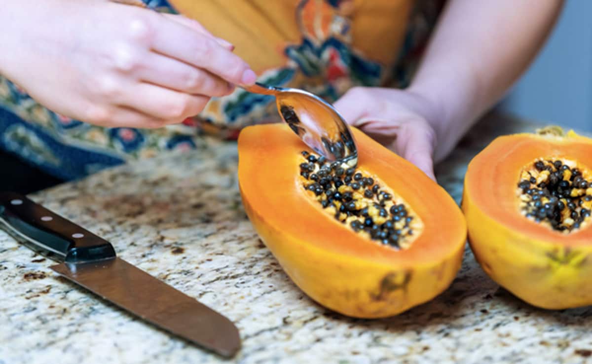 Papaya е невероятно здравословен плод а консумацията му ежедневно в