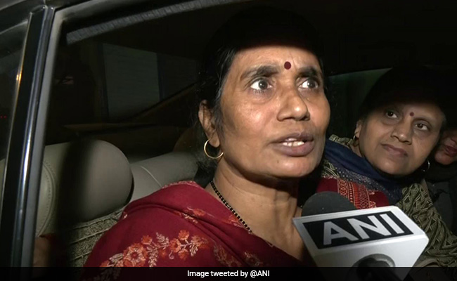 दिल्‍ली : कार से कई किमी तक घसीटी गई युवती के परिवार से मिलीं निर्भया की मां