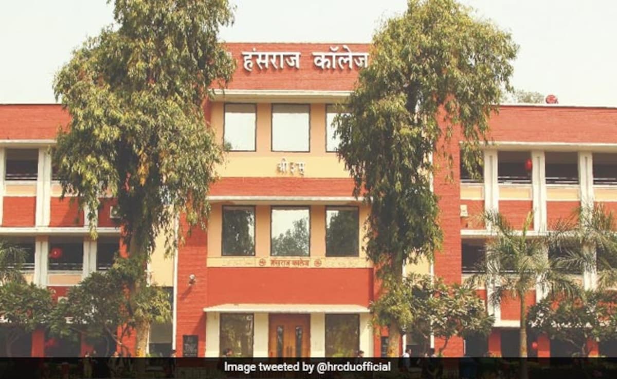 सोशल मीडिया पर किया पोस्ट, तो हंसराज कॉलेज ने कर दिया 30 छात्रों को सस्पेंड, जानें पूरा मामला