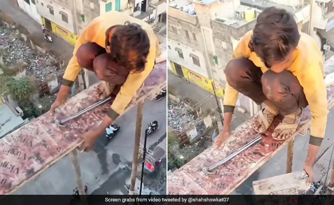 ऊंची मचान के किनारे पर खतरनाक तरीके से बैठकर काम करता दिखा मजदूर, Video देख भड़के यूजर्स, बोले- ठेकेदार पर केस करो...