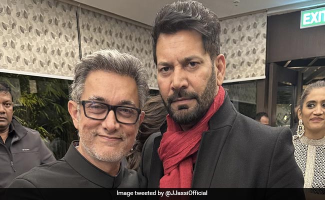 Jasbir Jassi Shares Pic With Aamir Khan, Calls Him "<i>Dil Da Ameer</i>"