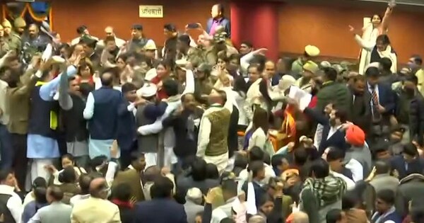 Huge Protest By BJP, AAP At Delhi Civic Centre Amid Mayor Election