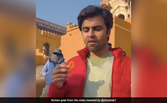 'पंचायत' वेब सीरीज के सचिव जी जितेंद्र कुमार पहुंचे पिंक सिटी, कभी जलेबी खाते तो कभी चाय की चुस्कियां लेते आए नजर