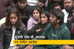 कुश्ती फेडरेशन से नाराज दिग्गज पहलवान, बजरंग पुनिया-साक्षी मलिक धरने पर बैठे कुश्ती फेडरेशन से नाराज दिग्गज पहलवान, बजरंग पुनिया-साक्षी मलिक धरने पर बैठे