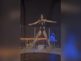 कड़ाके की ठंड में निया शर्मा ने मोनोकनी पहन समंदर किनारे खूब लगाई जंप, VIDEO देख हैरत में पड़े लोग कड़ाके की ठंड में निया शर्मा ने मोनोकनी पहन समंदर किनारे खूब लगाई जंप, VIDEO देख हैरत में पड़े लोग