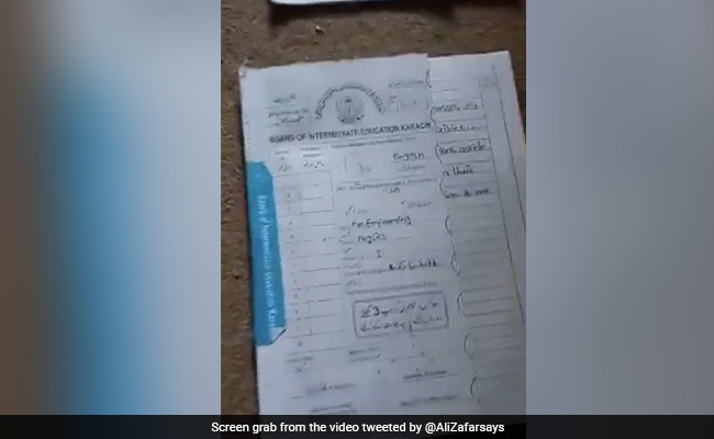 Video: Pakistan Student Writes Lyrics Of Ali Zafar's Song <i>'Jhoom'</i> In Physics Exam, Singer Reacts