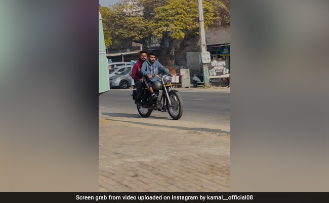 पेट्रोल महंगा होने पर शख्स ने बुलेट को बना ली साइकिल, कर रहा है दोस्तों के साथ सवारी, देखें वायरल वीडियो