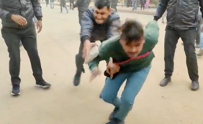 Video: Vendors At India Gate Thrashed By Guards For Violating Sale Curbs