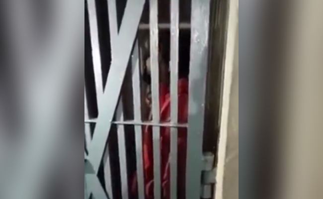 जेल में नशे में धुत कैदी ने कैदी ने गाया भोजपुरी गाना- 'दरोगा जी! लिखिं न रिपोर्ट', देखें वायरल वीडियो