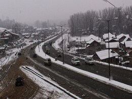 Srinagar-Jammu Highway Reopens, Flights Resume Day After Snowfall Srinagar-Jammu Highway Reopens, Flights Resume Day After Snowfall