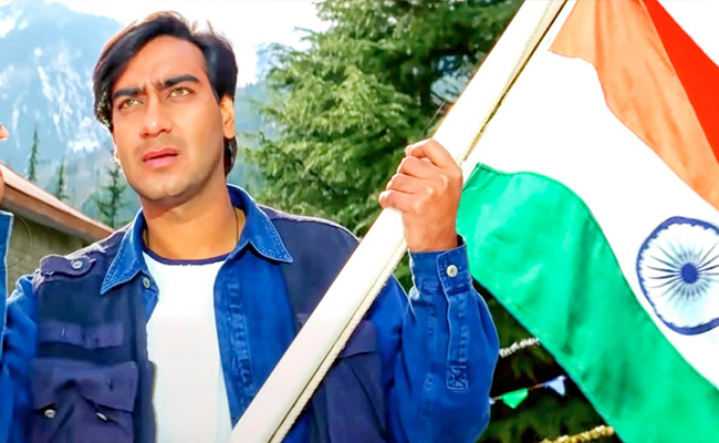 VIDEO: हाथ में तिरंगा लिए अजय देवगन के हमशक्ल को देख फैंस हुए हैरान, बोले- ‘गरीबों का अजय देवगन’