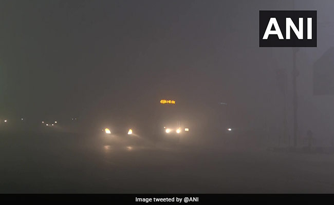 नहीं दिख रहा है कुछ भी : घने कोहरे ने घटाई दृश्यता, 29 ट्रेनें चल रहीं देरी से