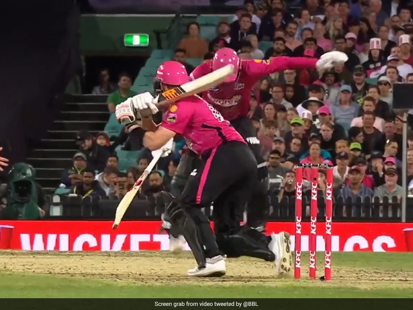 Watch: Steve Smiths Shot Hits Moises Henriques At Non-Strikers End In BBL Match