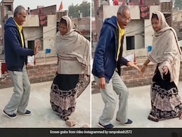 छत पर चाची के साथ जमकर नाचे चाचा, किया ऐसा गजब डांस, आसपास लग गई पड़ोसियों की भीड़ छत पर चाची के साथ जमकर नाचे चाचा, किया ऐसा गजब डांस, आसपास लग गई पड़ोसियों की भीड़
