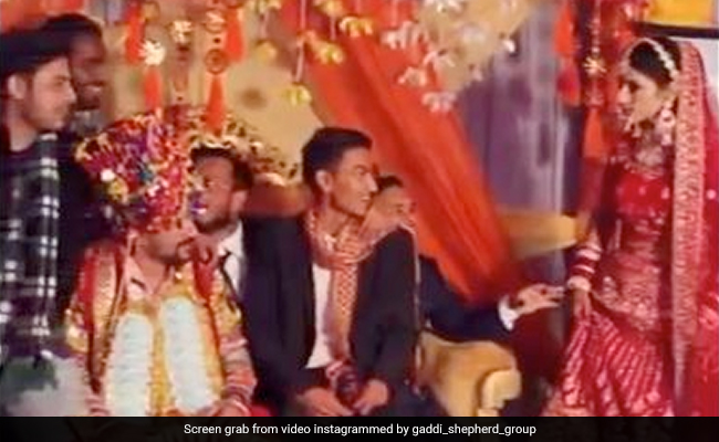 जब दुल्हन की जगह बैठ गए दूल्हे के दोस्त, गुस्से से आग बबूला हो गई दुल्हनिया, दूल्हे की आई शामत