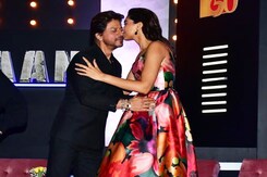 "I'll Just Kiss Deepika's Hand And That Will Be The Answer," Says SRK "I'll Just Kiss Deepika's Hand And That Will Be The Answer," Says SRK