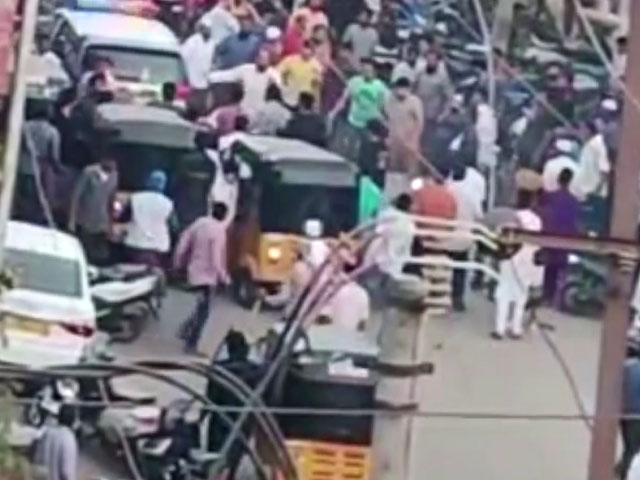 हैदराबाद में 2 गुटों के बीच संघर्ष, एक शख्‍स को मारा चाकू