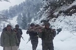 Army Evacuates 80-Year-Old Lady In Jammu And Kashmir Amid Heavy Snowfall Army Evacuates 80-Year-Old Lady In Jammu And Kashmir Amid Heavy Snowfall