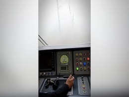 भयंकर सर्दी में घने कोहरे के बीच पटरियों पर ड्राइवर ने दौड़ाई ट्रेन, वायरल हुआ VIDEO भयंकर सर्दी में घने कोहरे के बीच पटरियों पर ड्राइवर ने दौड़ाई ट्रेन, वायरल हुआ VIDEO