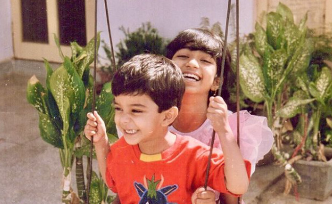 भाई के साथ दिख रही यह बच्ची बड़ी होकर दिखती है बेहद ग्लैमरस, इसकी आवाज के दीवाने हैं लाखों-करोड़ों फैंस- क्या आपने पहचाना?