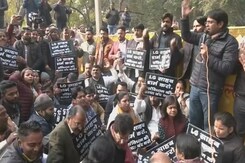 Delhi Mayoral Election: AAP Protests Outside Lt Governor's House, BJP At Raj Ghat Delhi Mayoral Election: AAP Protests Outside Lt Governor's House, BJP At Raj Ghat