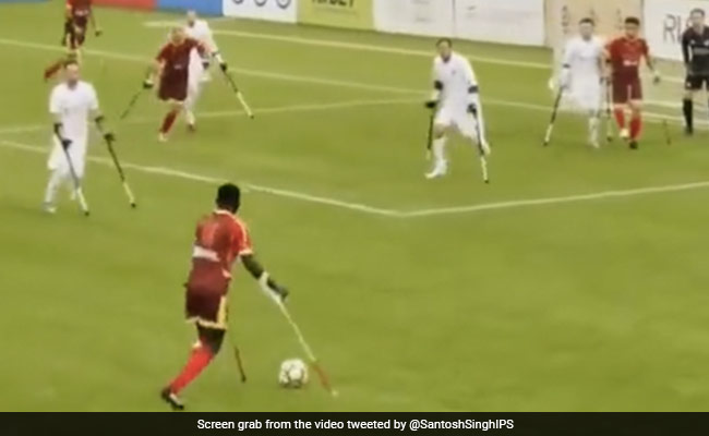 बैसाखी के सहारे एक पैर से फुटबॉ़ल खेलते हुए खिलाड़ियों की हिम्मत को सलाम कर रहे हैं लोग