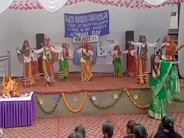स्टेज पर डांस करतीं स्टूडेंट्स को देख आउट ऑफ कंट्रोल हुईं मैडम, ऐसे थिरकीं की देखते रह गए बच्चे स्टेज पर डांस करतीं स्टूडेंट्स को देख आउट ऑफ कंट्रोल हुईं मैडम, ऐसे थिरकीं की देखते रह गए बच्चे