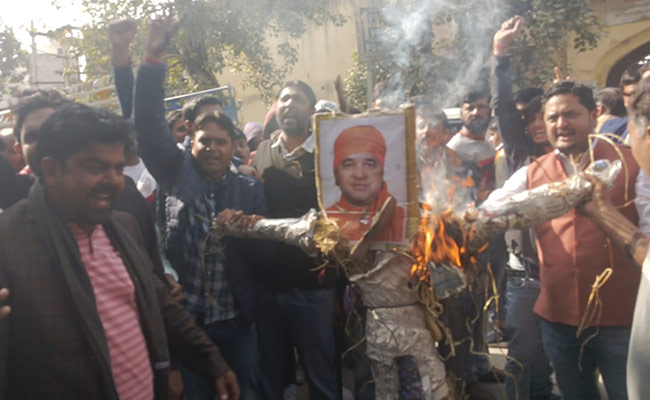 पुलिस को धमकी देने वाले BJP सांसद के खिलाफ अलवर में गुस्साए लोगों का प्रदर्शन