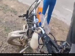 जुगाड़ से शख्स ने बनाई ऐसी खतरनाक बाइक, जिसकी आवाज़ बुलेट को भी कर दे फेल - देखें Video जुगाड़ से शख्स ने बनाई ऐसी खतरनाक बाइक, जिसकी आवाज़ बुलेट को भी कर दे फेल - देखें Video