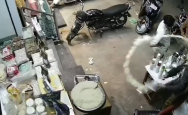 Video: पैकिंग के समय स्टाइल मारना पड़ा भारी, हवा में उड़ी गरमा गर्म चाय