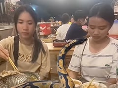 रेस्टोरेंट में लड़कियों संग डिनर करने पहुंचा विशालकाय सांप, देखें VIDEO रेस्टोरेंट में लड़कियों संग डिनर करने पहुंचा विशालकाय सांप, देखें VIDEO