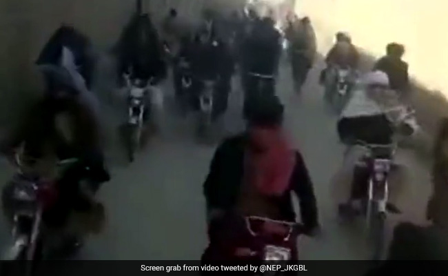 "मोटरसाइकिल रैली नहीं है" : पाकिस्तान में खाद्य संकट के बीच गेहूं से लदे ट्रक का पीछा करते दिखे लोग