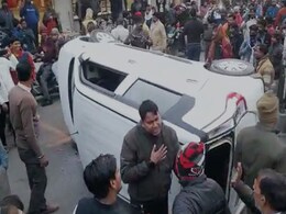 यूपी के हरदोई में भी दिल्ली जैसी घटना, छात्र को कार से सड़क पर घसीटा; भीड़ ने ड्राइवर को जमकर पीटा यूपी के हरदोई में भी दिल्ली जैसी घटना, छात्र को कार से सड़क पर घसीटा; भीड़ ने ड्राइवर को जमकर पीटा