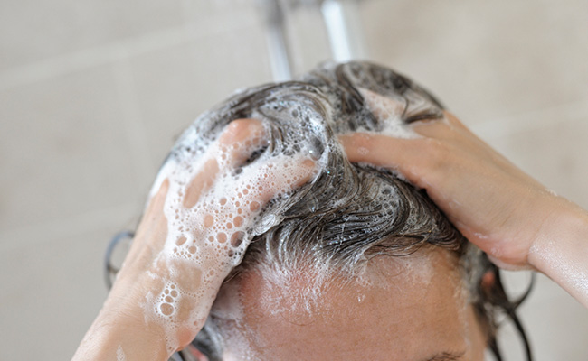 बालों को रोज धोएं या कभी-कभी, जानिए क्या है Hair Wash का सही तरीका और समय