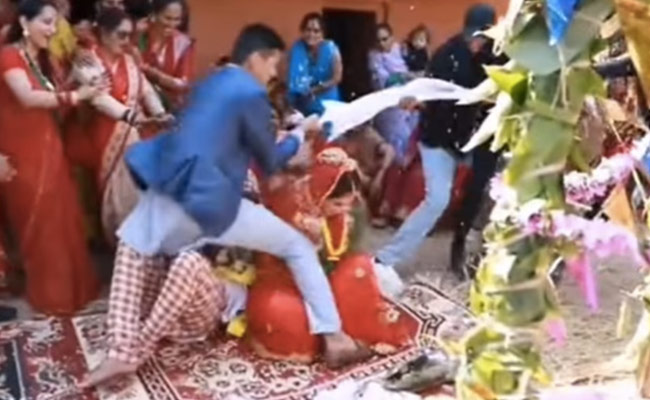 Video: मंडप में रस्मों के बीच दूल्हा-दुल्हन पर गिर पड़ा शख्स, देखते रह गए लोग