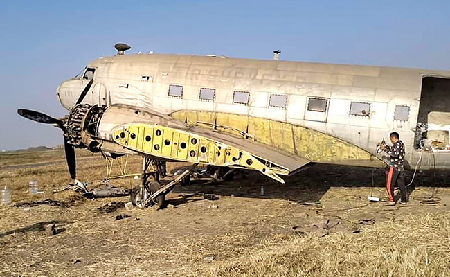 Large Crowds Gather As Biju Patnaik's Plane Is Moved In Three Trucks
