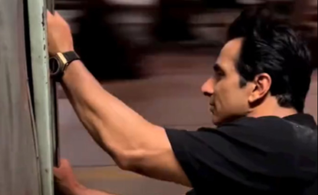 ट्रेन के गेट के पास बैठे हुए थे सोनू सूद, भारतीय रेलवे ने कहा-  ट्रेन के पायदान पर बैठना खतरनाक है!