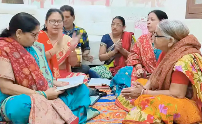 Video: ढोलक की थाप पर 'बहूरानी' के लिए औरतों ने गाया ऐसा गाना, सुनकर हंसी नहीं कर पाएंगे कंट्रोल