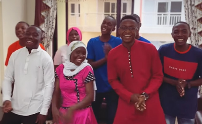 तंजानिया में हिन्दी को मिला प्यार,  'कोई दिवाना कहता है' कविता को एक साथ पढ़कर दिल जीत लिया