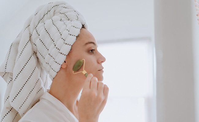 Here's Your Ultimate Step-By-Step Guide On How To Use A Face Roller Daily