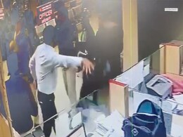 झारखंड: देवघर थाना प्रभारी पर बैंक में धक्कामुक्की का आरोप, गुस्से में गार्ड के साथ की मारपीट झारखंड: देवघर थाना प्रभारी पर बैंक में धक्कामुक्की का आरोप, गुस्से में गार्ड के साथ की मारपीट