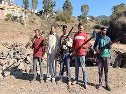 आतंक से निपटने के लिए नई सरकारी पहल, जम्मू में गांव वालों दिए जा रहे हैं हथियार आतंक से निपटने के लिए नई सरकारी पहल, जम्मू में गांव वालों दिए जा रहे हैं हथियार